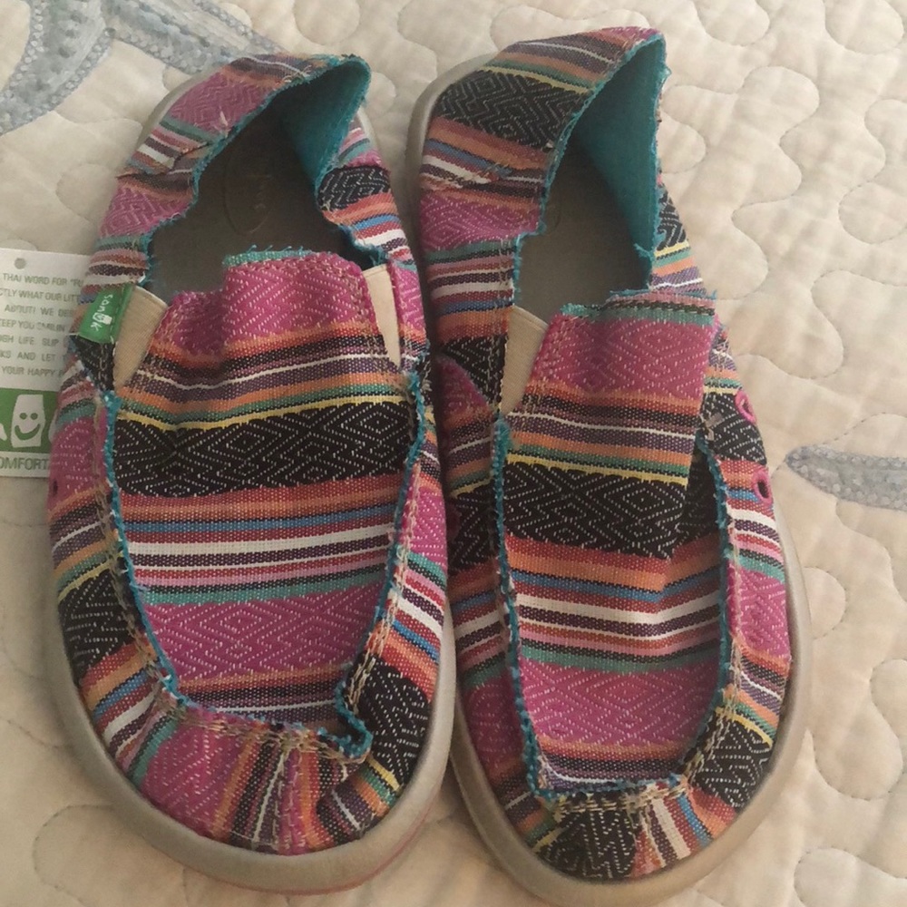 Girls Sanuks size 5